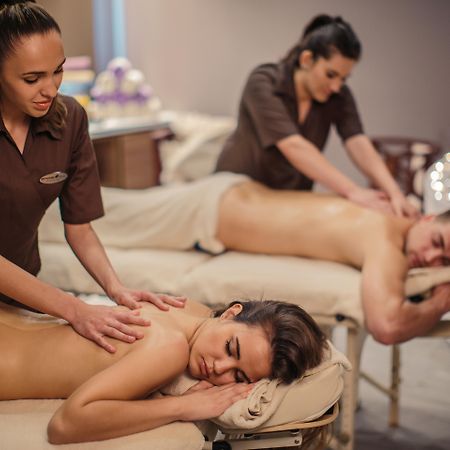 فندق رويال برنسس دوبروفينك المظهر الخارجي الصورة Massage therapists working in a spa
