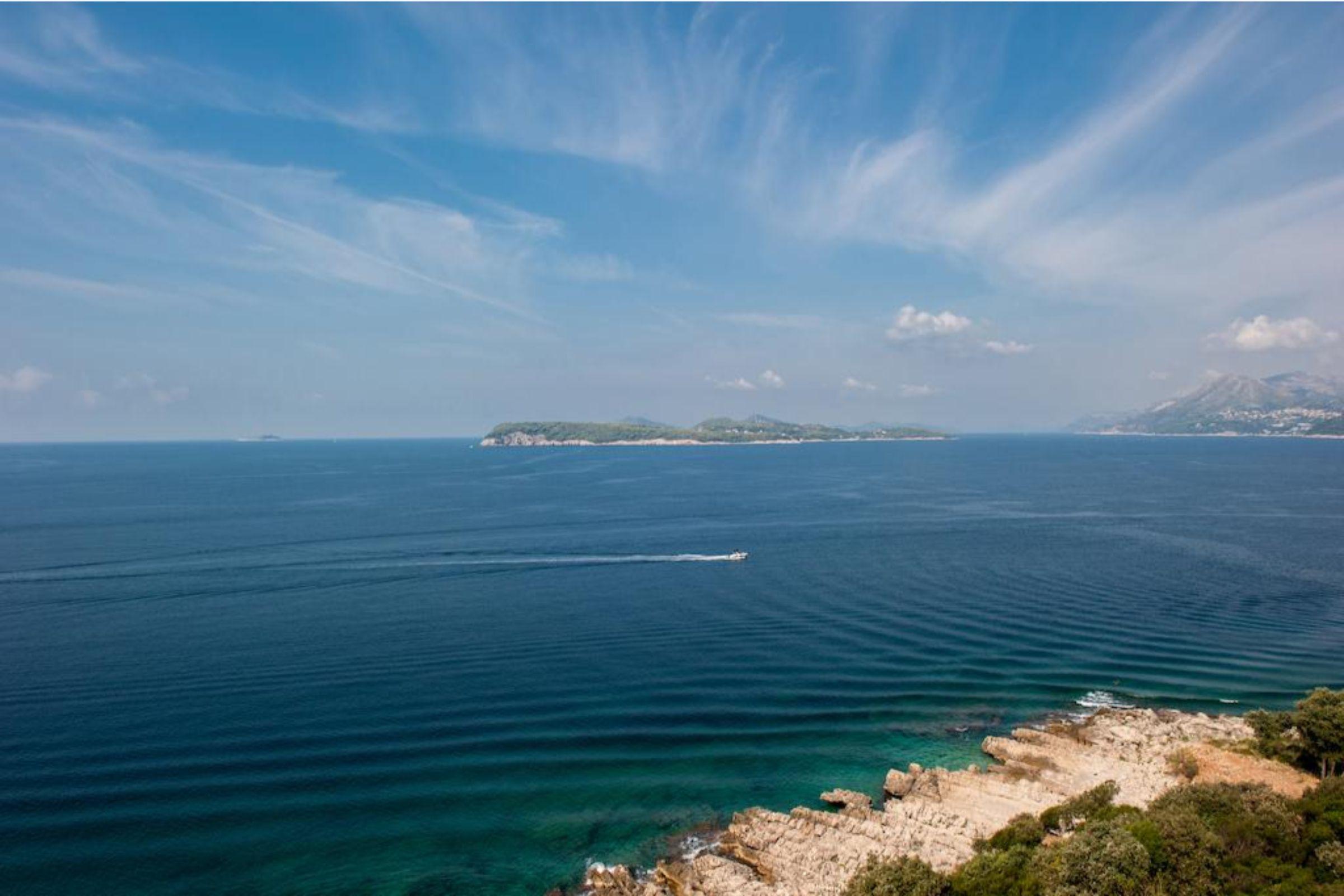 فندق رويال برنسس دوبروفينك المظهر الخارجي الصورة View of the island of Brač from the coast of the island of Hvar