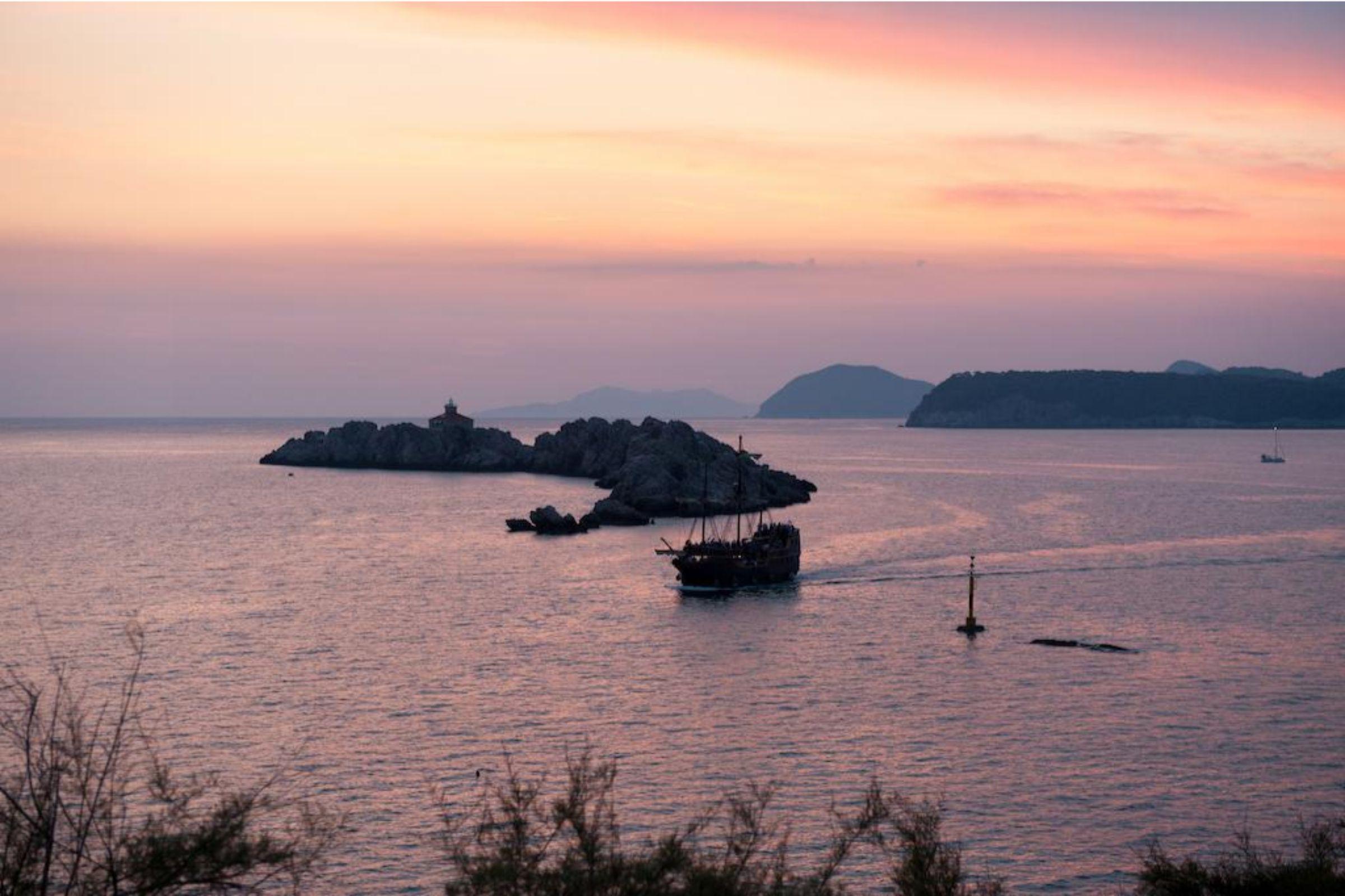 فندق رويال برنسس دوبروفينك المظهر الخارجي الصورة Sunset over the Gulf of Poetto