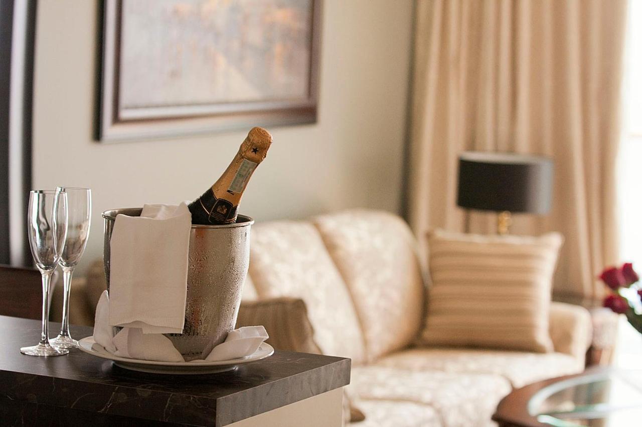 فندق رويال برنسس دوبروفينك الغرفة الصورة A bottle of champagne in a champagne bucket