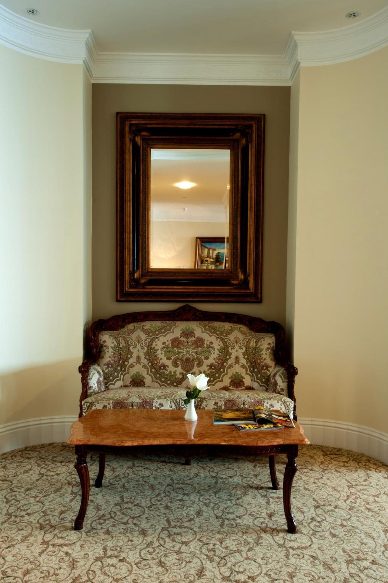 فندق رويال برنسس دوبروفينك المظهر الخارجي الصورة A settee in a hotel room