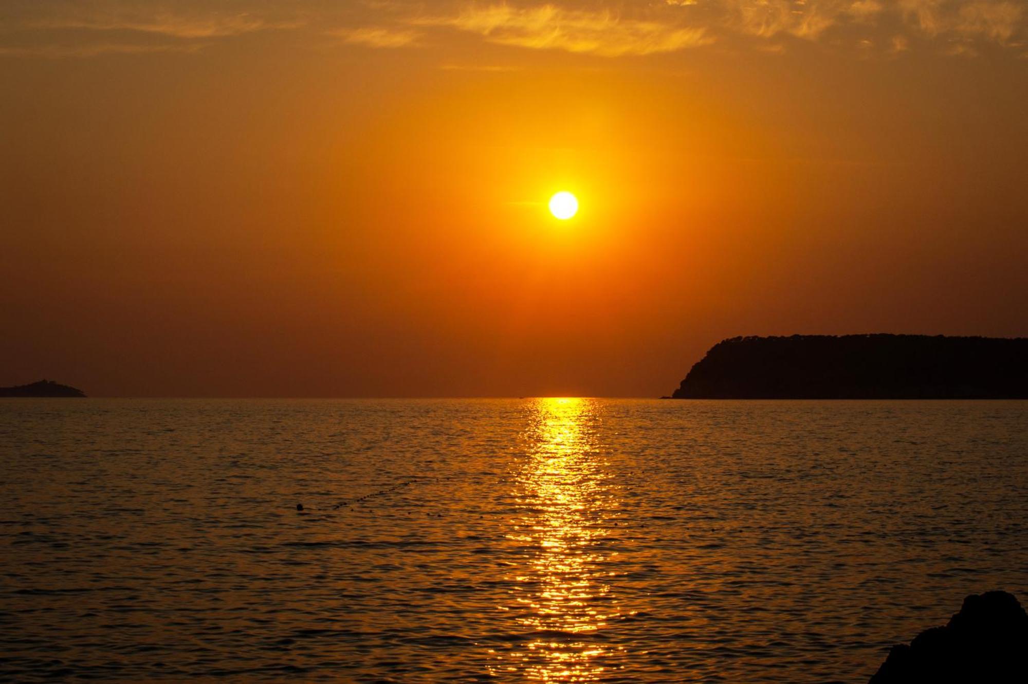 فندق رويال برنسس دوبروفينك المظهر الخارجي الصورة Sunset over the Gulf of Policastro