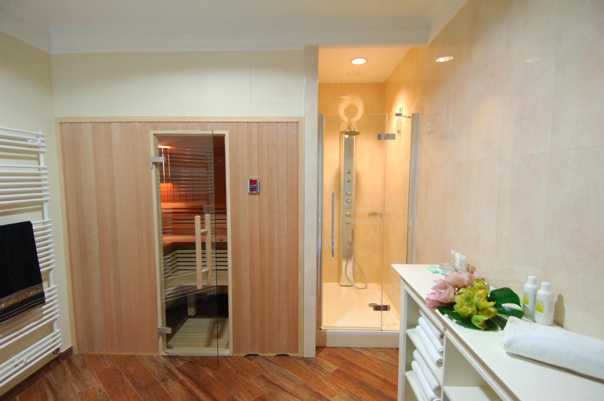 فندق رويال برنسس دوبروفينك المظهر الخارجي الصورة A shower and sauna in a modern bathroom