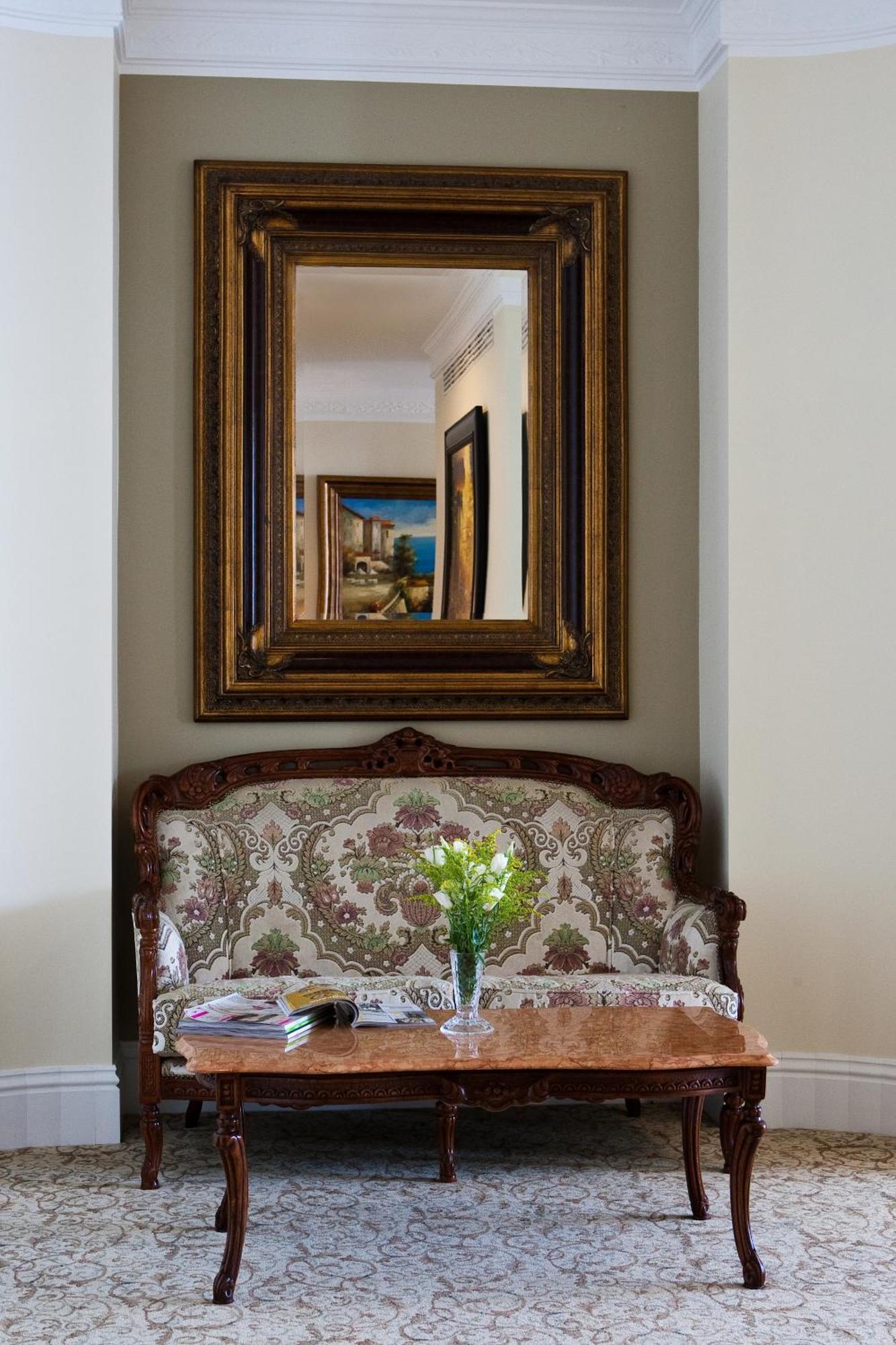 فندق رويال برنسس دوبروفينك المظهر الخارجي الصورة A mirror in a frame