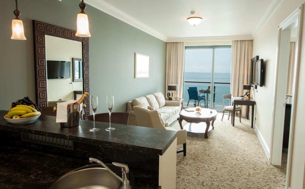 فندق رويال برنسس دوبروفينك الغرفة الصورة A typical suite at the Hilton San Diego Bayfront