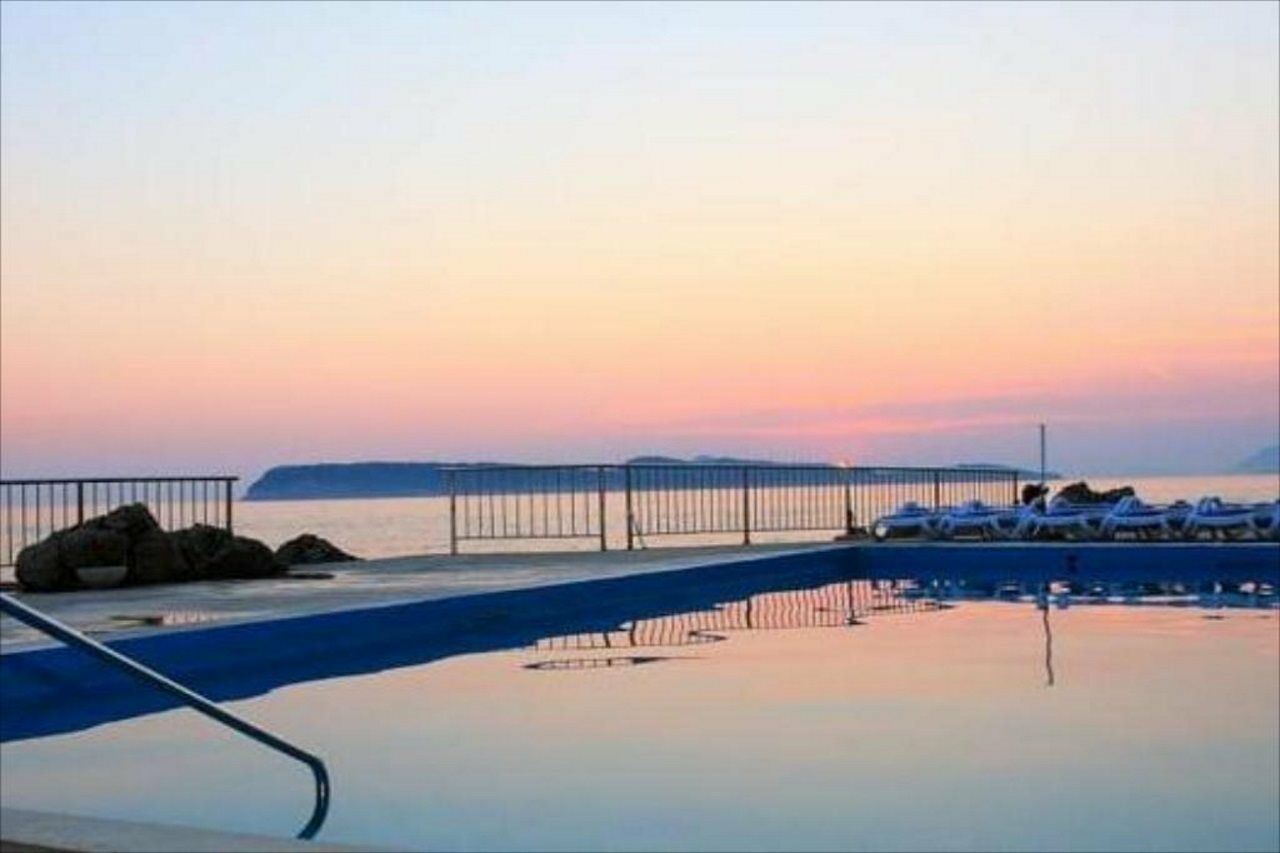 فندق رويال برنسس دوبروفينك المظهر الخارجي الصورة Sunset at the port of Rafina